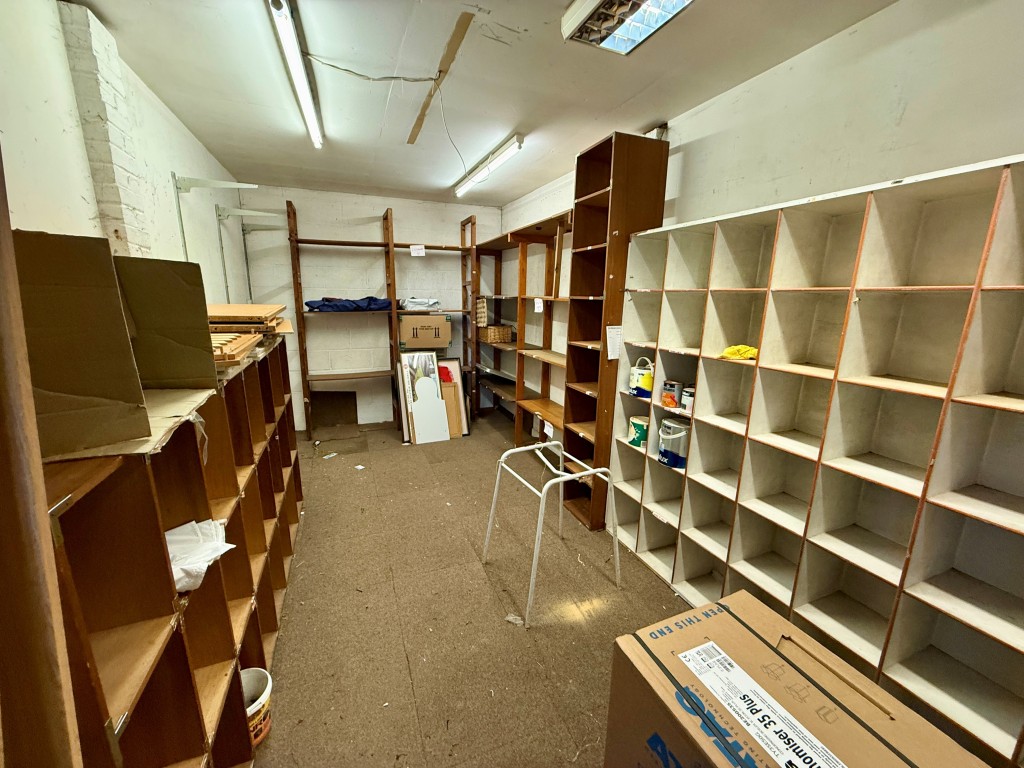 Lot: 27 - VACANT COMMERCIAL AND RESIDENTIAL PROPERTY - Store room